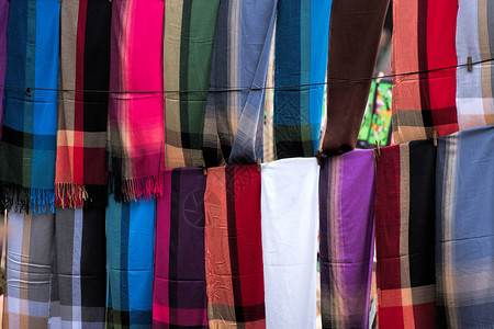 在市场上卖五颜六色的围巾图片