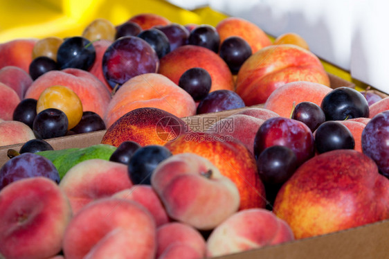 在华盛顿路边水果摊出售的箱中图片