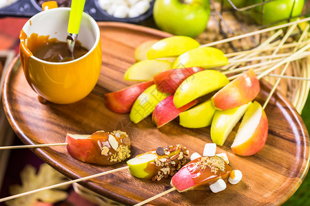 秋季野餐新鲜焦糖苹果片图片