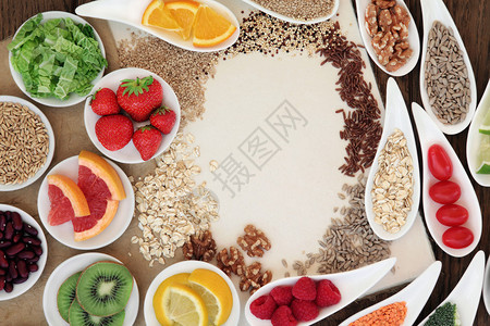 在瓷碗中选择健康食品而不是天然斑点的图片