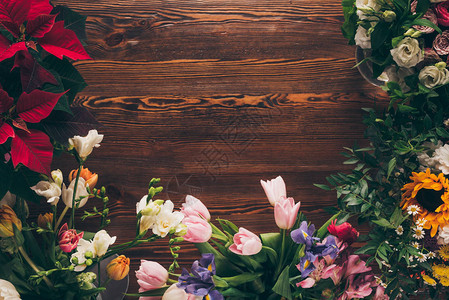 花店桌上彩色花朵的顶视图图片