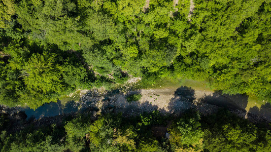 高加索山林树和道路的空中上层下游图片