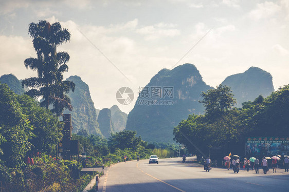 桂林阳朔县夏季阳光明媚的风景美丽的喀斯特山脉的景色在蓝天背景下令人惊图片