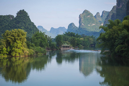 桂林阳朔县玉龙河风景秀丽的绿树林和喀斯特山脉阳朔是亚洲热背景