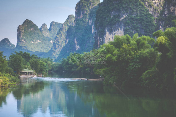 桂林阳朔县玉龙河风景秀丽的绿树林和喀斯特山脉阳朔是亚洲热图片