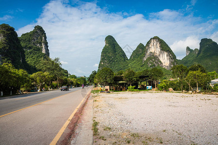 桂林阳朔县夏季阳光明媚的风景美丽的喀斯特山脉的景色在蓝天背景下令人惊图片