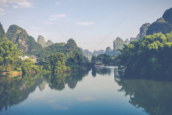 桂林阳朔县玉龙河风景秀丽的绿树林和喀斯特山脉阳朔是亚洲热图片