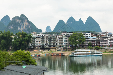 桂林阳朔县夏季阳光明媚的风景美丽的喀斯特山脉和漓江漓江与蔚蓝的水视图在蓝天背景的惊图片