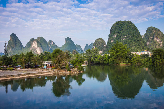 桂林阳朔县玉龙河风景秀丽的绿树林和喀斯特山脉阳朔是亚洲热图片