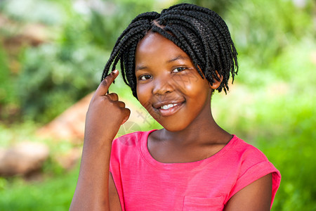 近距离的非洲可爱女孩肖像在公图片