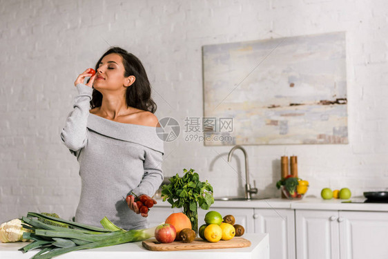 有吸引力的女孩闻到蔬菜附图片