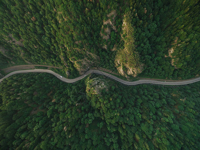 静谧山林公路鸟瞰图图片