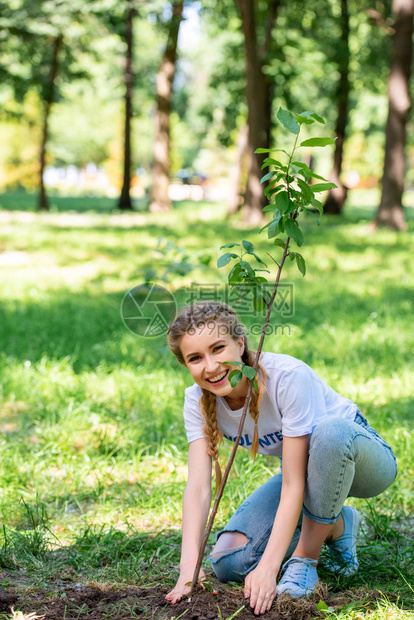 微笑的美丽美丽的志愿者在图片