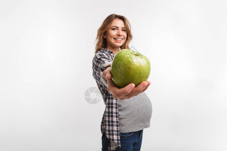 近视着快乐的孕妇拿着孤立在背景图片