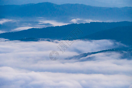 夕阳与薄雾远眺群山图片