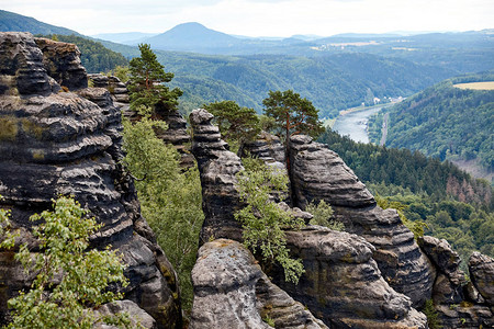 德国巴斯提古老岩石河流和森林的美丽风图片