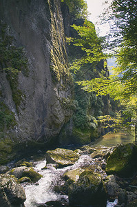 岩石中的山河图片