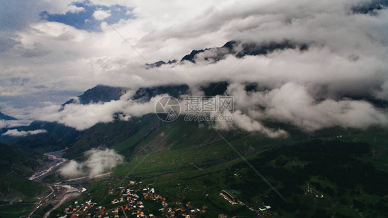 格鲁吉亚青山中城市的空中风向充图片