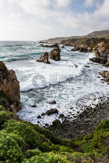加州海岸的美丽景色其经典戏剧海岸线与岩石和悬崖相接春绿植物在图片