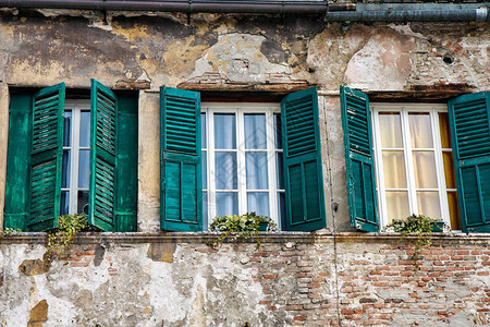 意大利维罗纳旧楼上装绿色图片