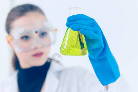 科学家从研究实验室看先进生物化学绿色液体配方合成物问题图片