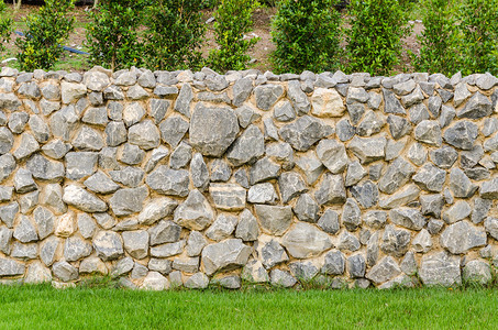 背景图案灰色现代风格设计装饰栅栏真实石墙表面与绿图片