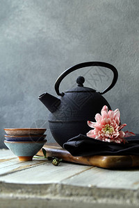 传统东方茶道的铸铁壶图片