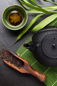 石桌上的亚洲茶碗和茶壶背景图片