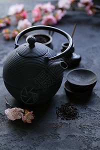 传统东方茶道的铸铁壶图片