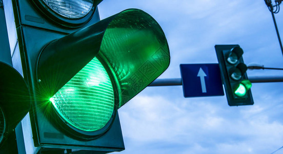 十字路口上的红绿灯图片