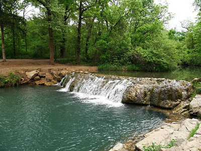 小尼亚加拉瀑布在俄克拉何马州沙胡尔省奇卡图片