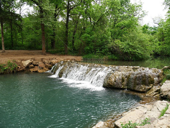 小尼亚加拉瀑布在俄克拉何马州沙胡尔省奇卡图片