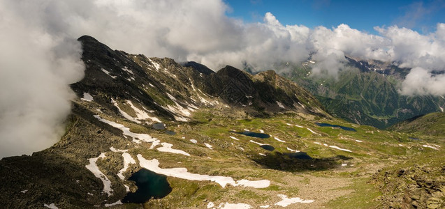 蓝色湖泊所发现的大山地貌曾经被图片