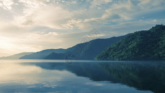 日本高山湖泊风景秀丽的早晨图片