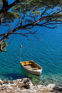 一艘小船停靠在克罗地亚大陆外的魔力岛Mljet岛内两个盐湖中最大的两座小船图片