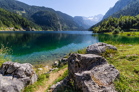 夏季美丽的山地和湖泊景观图片