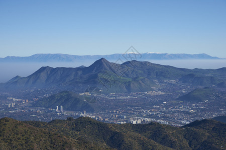 智利首都圣地亚哥的全景从安第斯山脉脚下ParquePuenteNilhue看图片