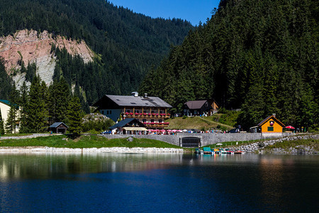 夏季美丽的山地和湖泊景观图片