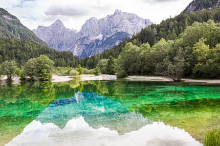 Jasna湖是斯洛文尼亚Vri过道附近的朱利安阿尔卑斯背景图片