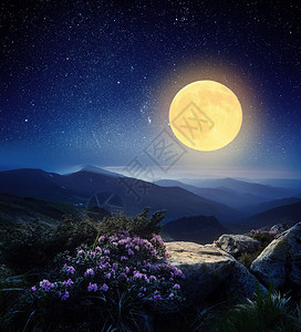 夜晚的山地风景满月的光芒山上的图片