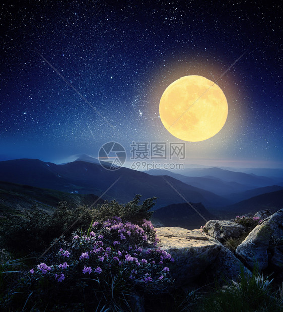 夜晚的山地风景满月的光芒山上的图片