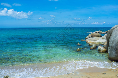 一片蓝色海景中的岩石在泰国高山井岛图片