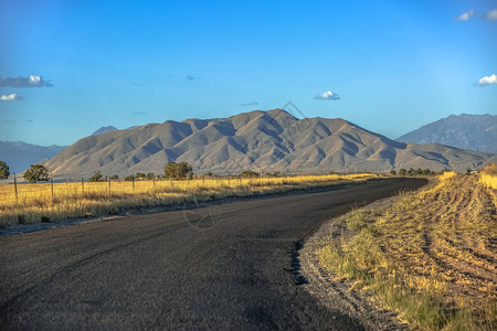 与西山在地平线的弯曲的道路图片