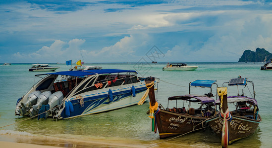泰国菲斐岛传统泰国长尾鱼船和图片