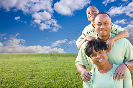 非洲裔美国人幸福家庭横越草原云和蓝天空您自己文字到左边的房图片