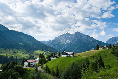 在Kleinwalsertal的Austrian阿尔卑斯山图片