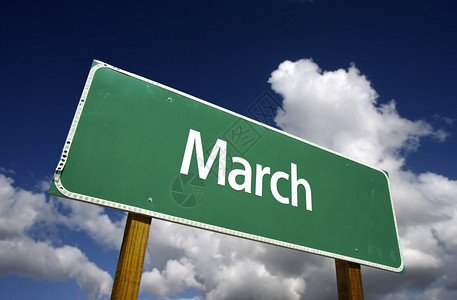 三月绿路标志蓝色天空和云彩飞扬图片