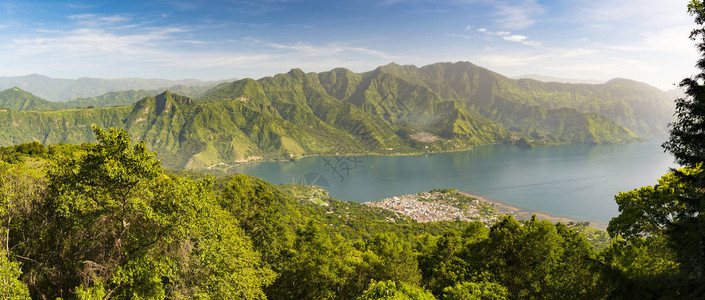 阿蒂特兰湖全景及其火山高地图片