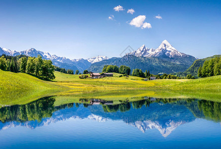 在阿尔卑斯山脉有明亮山湖的古德图片