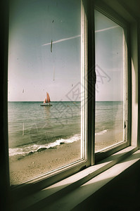从黑海岸上一艘红帆船的旧被扔房子窗外看一眼图片